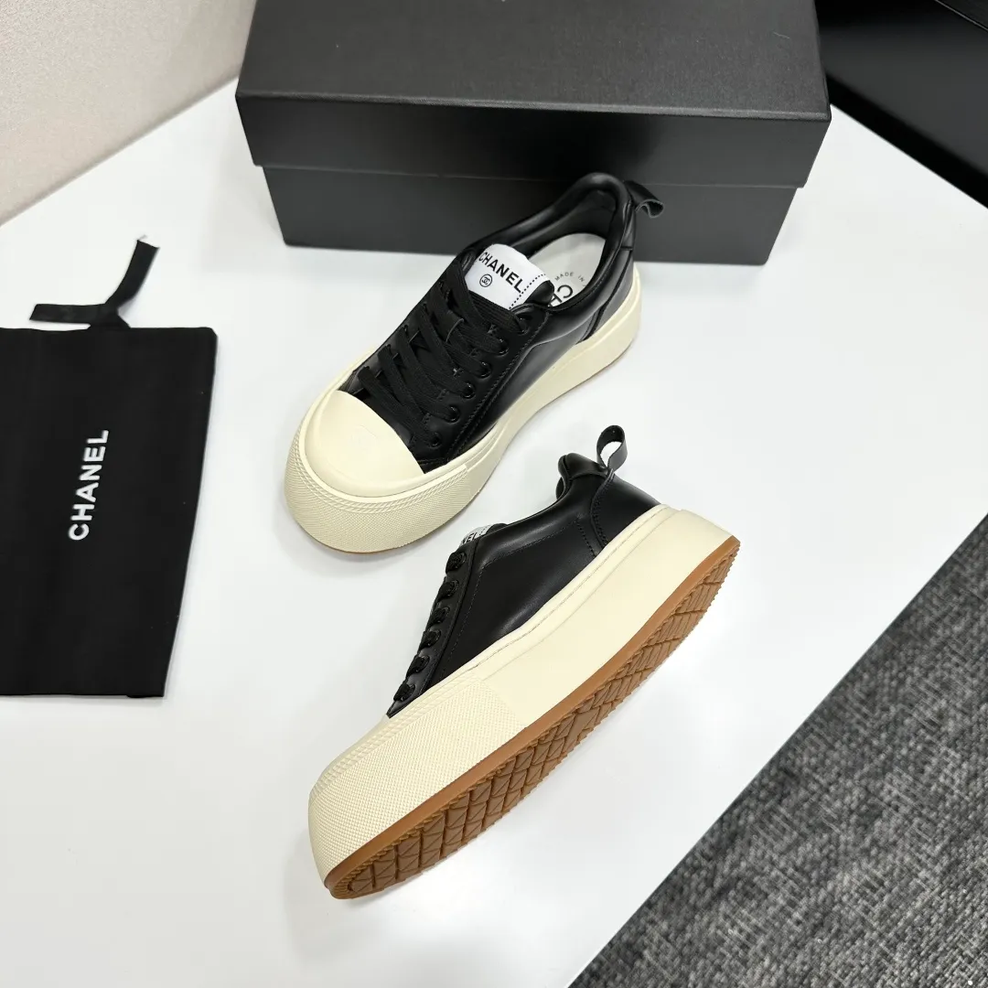 👟👟Ex-factory price 560👟👟Chanel Panda Shoes! 2025 counter's top casual sports shoes. This classic design; the upper is electro-embroidered with a variety of techniques; the outsole is fashionable and sporty; the unusual inclusion of a variety of color matching elements... The diversified mix and match is very good-looking and versatile, and can be used for leisure, fashion, sports, and outdoor... ꫛꫀꪝ Go➫ Materials: ❶Upper made of: original imported first-layer silk cowhide + original waterproof cloth + original first-layer cowhide ❷Inner lining: Breathable mesh ❸ Outsole based on: original TPU combination outsole, full set of boutique packaging for women 35–41